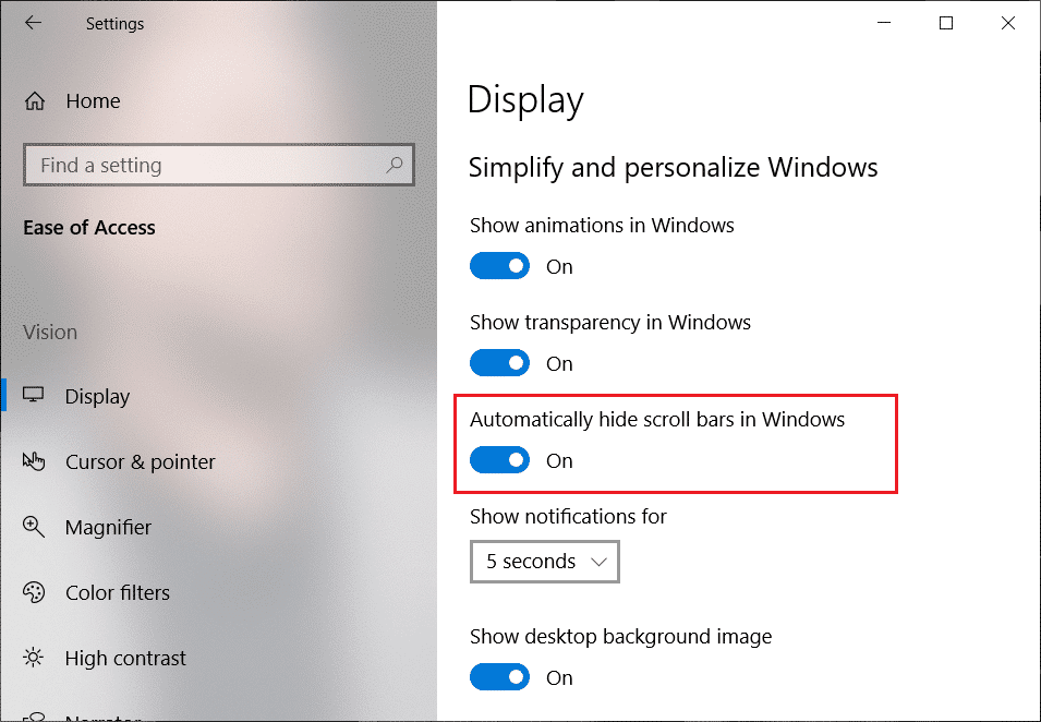 En Simplificar y personalizar, busque la opción para Ocultar automáticamente las barras de desplazamiento en Windows