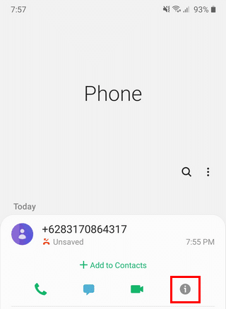 El botón de visualización de información sobre el número de teléfono en un teléfono Samsung